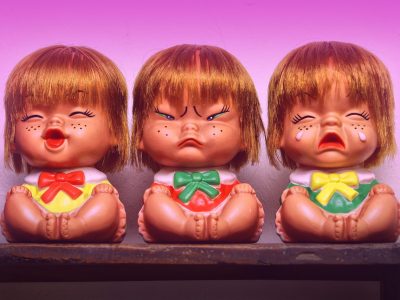 迈从驱动团队成员围在白板前讨论驱动报错分类逻辑，白板上贴着彩色便签与流程箭头，室内光线明亮